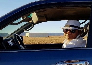 Pierre Gino au volant, sur la route